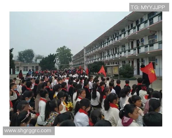 小女孩在足球场追逐梦想 球星带她走向未来的奇妙旅程