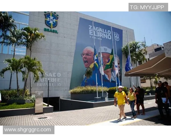 足球巨星谢幕退役背后人生轨迹与辉煌落幕后的新起点